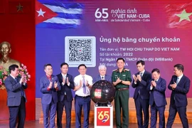 El presidente del Comité Central del Frente de la Patria de Vietnam, Do Van Chien, y delegados en el evento. (Fuente: VNA)