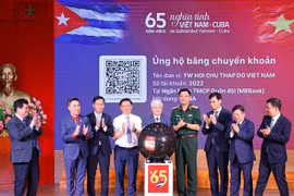 El presidente del Comité Central del Frente de la Patria de Vietnam, Do Van Chien, y delegados en el evento. (Fuente: VNA)