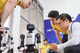 Zona de exhibición y presentación de productos en el AI Day 2026. (Fuente: VNA)