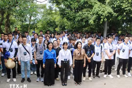 Una delegación de jóvenes vietnamitas residentes en el extranjero ofreció incienso en conmemoración de los Reyes Hung en el sitio histórico del Templo de los Reyes Hung, en la provincia norteña de Phu Tho. (Fuente: VNA)