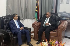 El embajador de Vietnam en Australia, concurrente en Vanuatu, Pham Hung Tam, se reunió con el primer ministro de Vanuatu, Jotham Napat. (Fuente: VNA)