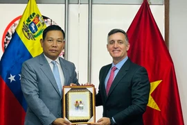 El embajador de Vietnam en Venezuela, Vu Trung My, entregó un souvenir al ministro del Poder Popular para el Deporte de Venezuela, Franklin Cardillo. (Foto: proporcionada por la Embajada)