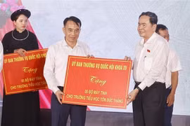 El presidente de la Asamblea Nacional de Vietnam, Tran Thanh Man, entregó de manera simbólica 15 computadoras a gerentes de las escuelas primarias Ton Duc Thang, Tan Trao y Kim Quan en la comuna de Tan Trao y una máquina de prueba de hematología a la Clínica General de la localidad. (Fuente: VNA)