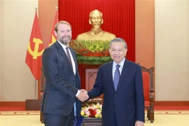 El secretario general del Partido Comunista de Vietnam, To Lam. recibió a Nate Franklin, fundador y presidente del grupo estadounidense Pacifico Energy. (Fuente: VNA)