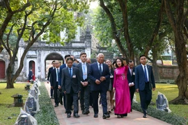 El presidente del Consejo Europeo, António Costa, y delegados visitan Van Mieu – Quoc Tu Giam (Templo de la Literatura) en Hanoi. (Fuente: VNA)