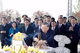 El secretario general del Partido Comunista de Vietnam, To Lam, y delegados ofrecen inciensos al exlíder partidista Tran Phu. (Fuente: VNA)