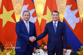 El primer ministro vietnamita, Le Minh Hung, y su homólogo camboyano, Hun Manet. (Fuente: VNA)