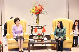La miembro del Buró Político, secretaria del Comité Central del Partido Comunista de Vietnam y presidenta del Frente de la Patria, Bui Thi Minh Hoai, recibe a Xian Hui vicepresidenta del Comité Nacional de la Conferencia Consultiva Política del Pueblo Chino. (Fuente: VNA)
