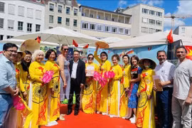 La alcaldesa de Augsburgo, Eva Weber, y representantes vietnamitas toman foto de recuerdo. (Fuente: VNA)