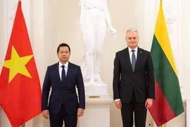Ha Hoang Hai, embajador de Vietnam en Polonia, concurrente en Lituania (izquierda). (Fuente: VNA)