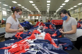  Prendas de vestir para exportación al mercado de la Unión Europea en la empresa Thai Nguyen. (Fuente: VNA)