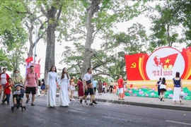 Turistas en la zona peatonal del lago Hoan Kiem, Hanoi. (Foto: VNA)