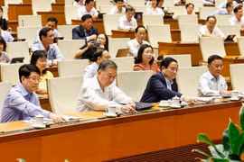 El secretario general del Partido Comunista de Vietnam, el presidente Luong Cuong, el primer ministro Pham Minh Chinh y los delegados aprueban resoluciones y leyes. (Foto: VNA)