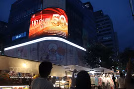 Imágenes de Ciudad Ho Chi Minh a lo largo de las últimas cinco décadas se transmiten en grandes pantallas electrónicas en la zona peatonal de Myeongdong, un área turística muy popular. (Fuente: VNA)