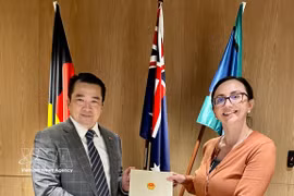 El cónsul general de Vietnam en Perth, Pham Hai Anh, y Pamela Currie, directora de la Oficina de Australia Occidental del Departamento de Asuntos Exteriores y Comercio de Australia. (Fuente: VNA)