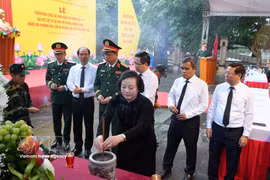 La viceprimera ministra Pham Thi Thanh Tra y delegados ofrecen inciensos antes de iniciar la excavación. (Foto: VNA)
