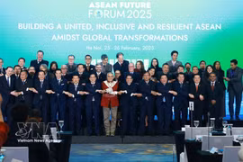 El entonces primer ministro vietnamita, Pham Minh Chinh, y los jefes de las delegaciones en el Foro del Futuro de la ASEAN 2025. (Fuente: VNA)