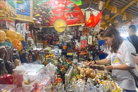 Los turistas extranjeros eligen productos artesanales como souvenirs cuando visitan Ciudad Ho Chi Minh. (Foto: VNA)