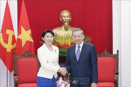 El secretario general del Partido Comunista de Vietnam, To Lam, y la presidenta de la Alianza de Amistad Parlamentaria Japón-Vietnam, Obuchi Yuko. (Fuente: VNA)