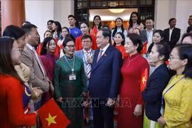 El presidente de la Asamblea Nacional, Tran Thanh Man, y su esposa se reúnen con la comunidad vietnamita en Malasia. (Fuente: VNA)