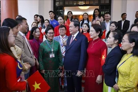 El presidente de la Asamblea Nacional, Tran Thanh Man, y su esposa se reúnen con la comunidad vietnamita en Malasia. (Fuente: VNA)
