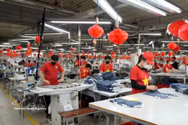 Línea de producción de prendas de vestir para exportación en Bac Ninh. (Foto: VNA)