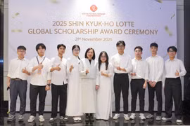 Estudiantes que reciben becas Lotte 2025. (Fuente: VNA)