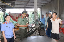 La policía de la provincia vietnamita de Vinh Long arresta y registra el domicilio de Thach Chanh Tra. (Fuente: Policía de Vinh Long)