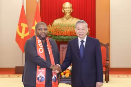 El secretario general del Partido Comunista de Vietnam, To Lam, recibe al secretario general del Partido Frente de Liberación de Mozambique (FRELIMO), Chakil Aboobacar. (Fuente: VNA)