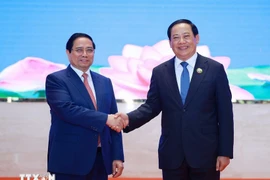 El primer ministro vietnamita, Pham Minh Chinh, y su homólogo laosiano, Sonexay Siphandone. (Fuente: VNA)