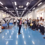 Visitantes recorren el sistema del Centro de Innovación Industria 4.0 en la Universidad Internacional del Este. (Fuente: VNA)
