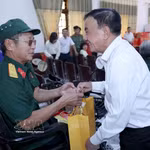 El miembro del Buró Político y permanente del Secretariado del Comité Central del Partido Comunista de Vietnam, Tran Cam Tu, entrega obsequio a un veterano. (Fuente: VNA)