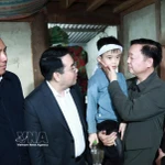 El viceprimer ministro Tran Hong Ha visita a un niño que sobrevivió milagrosamente al naufragio. (Foto: VNA)