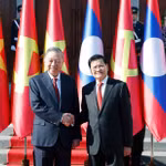 El secretario general del Partido Popular Revolucionario de Laos y presidente del país, Thongloun Sisoulith, recibe al secretario general del Partido Comunista de Vietnam, To Lam (izquierda). (Foto: VNA)