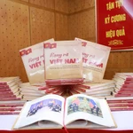 El libro "Vietnam Radiante: Logros del XIII Congreso Nacional del Partido". (Fuente: VNA)