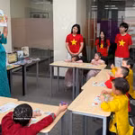 Profesores del CVCEC ilustran el idioma vietnamita mediante imágenes vívidas. (Foto: VNA)