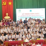 Delegados y estudiantes posan para una foto conmemorativa. (Foto: Cancillería)