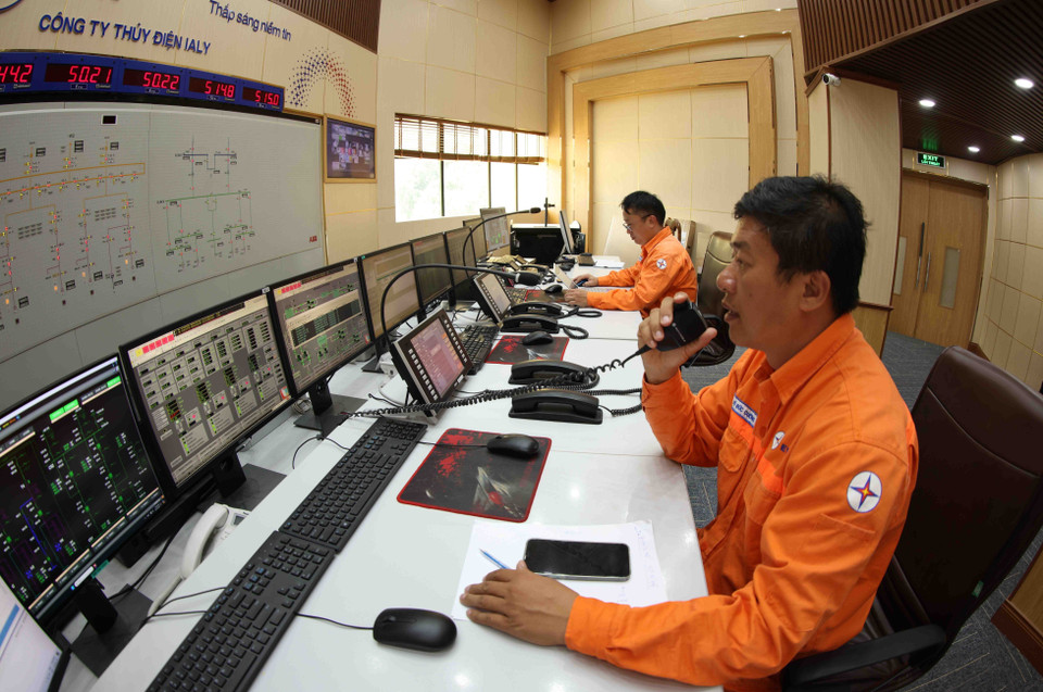 Personal técnico opera la producción de electricidad en la central hidroeléctrica de Ialy. (Foto: VNA)