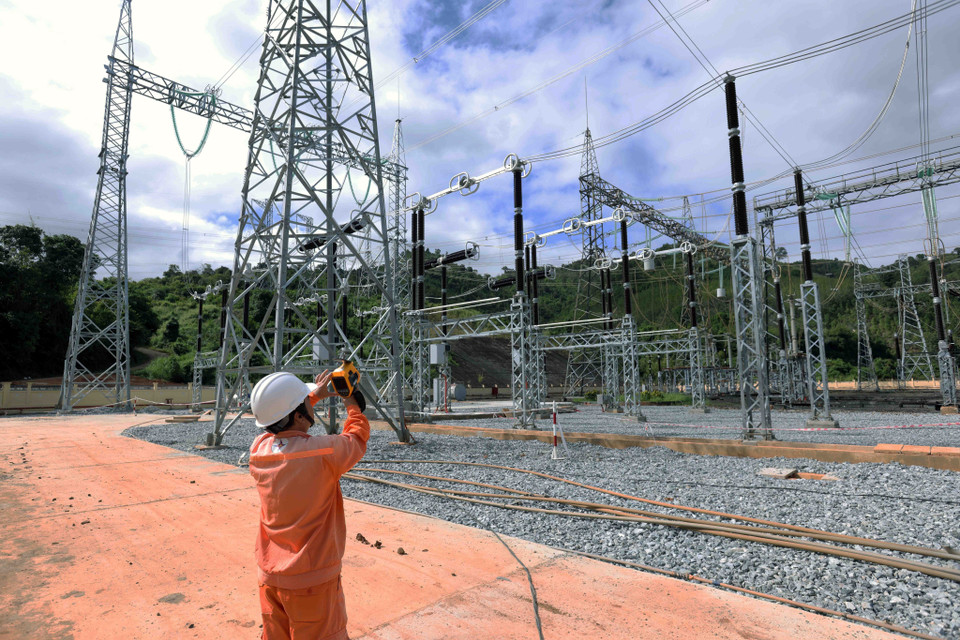 Operación de producción de electricidad en funcionamiento directo en la central hidroeléctrica de Ialy. (Foto: VNA)
