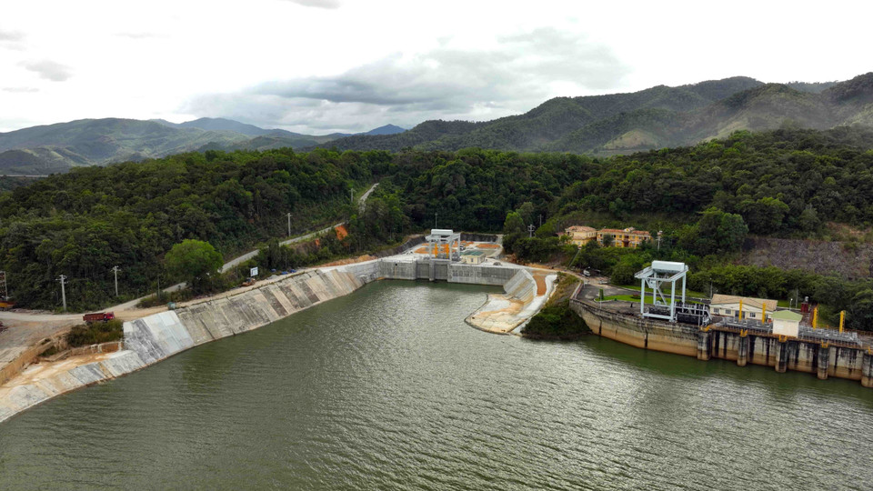 El embalse para producir electricidad en las centrales hidroeléctricas ampliadas de Ialy, distrito de Chu Pah, provincia de Gia Lai. (Foto: VNA)