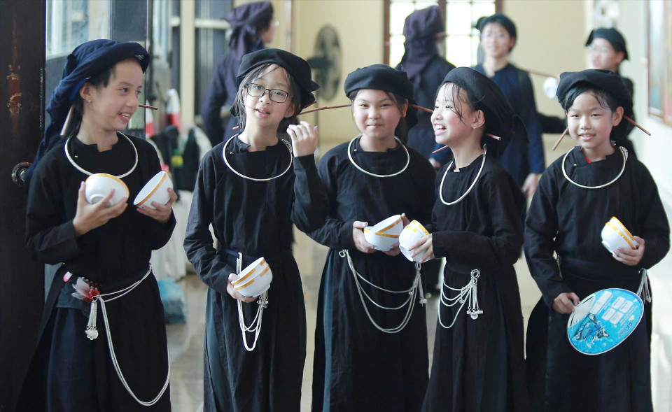 El Centro de Cultura y Promoción del Turismo de la provincia ha organizado y orientado la enseñanza de la cultura intangible “danza del cuenco” en los distritos de Bach Thong, Ngan Son, Pac Nam, Na Ri, Cho Moi y ciudad de Bac Kan. (Fuente: VNA)