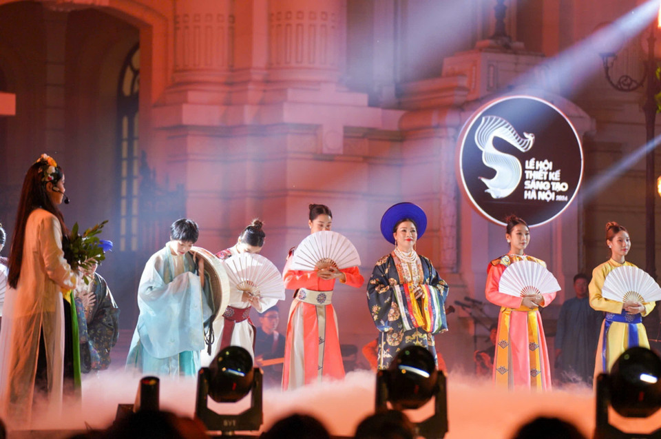 Actuación de trajes antiguos en la noche inaugural del Festival de Diseño Creativo de Hanoi 2024, en la Gran Ópera de Hanoi. (Fuente: VNA)
