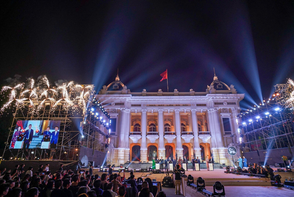El Festival de Diseño Creativo de Hanoi 2024 comenzó la noche del 9 de noviembre de 2024 en la Gran Ópera de Hanoi. (Fuente: VNA)