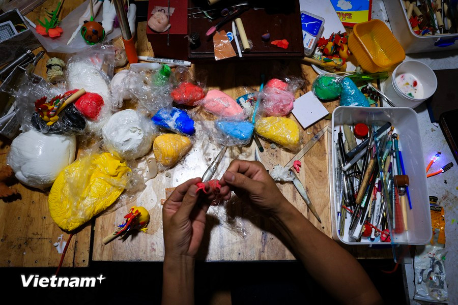 Gracias a sus hábiles manos, el artesano Dang Van Hau no sólo mantiene viva la tradición y transmite su pasión por la artesanía a los jóvenes, sino que también realza el valor de los productos populares To he en la vida moderna. (Fuente: VNA)
