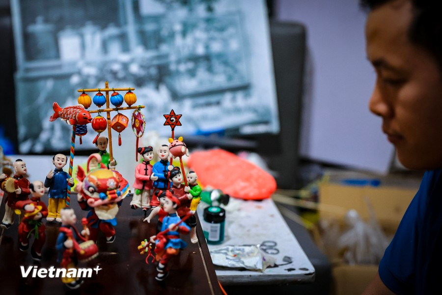 La obra "Procesión de faroles en el Festival del Medio Otoño" de Van Hau recrea vívidamente imágenes de esas fiestas pasadas de los pueblos del Norte de Vietnam. (Fuente: VNA)