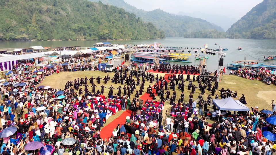 La danza del cuenco del pueblo Tay en Bac Kan en el Festival Ba Be en 2024. (Fuente: VNA)