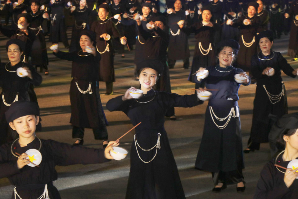 La danza del cuenco del pueblo Tay en Bac Kan tiene características bastante singulares, los principales instrumentos son el cuenco y los palillos. (Fuente: VNA)