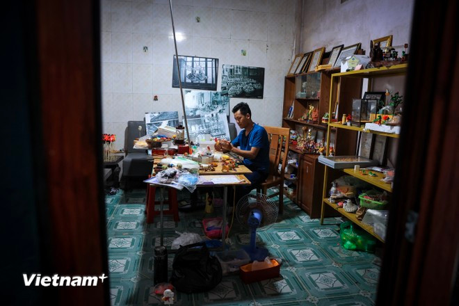 Nacido en 1988 en una familia del pueblo artesanal tradicional de Xuan La (Phu Xuyen, Hanoi), el artista Dang Van Hau elabora To he desde su infancia. (Fuente: VNA)