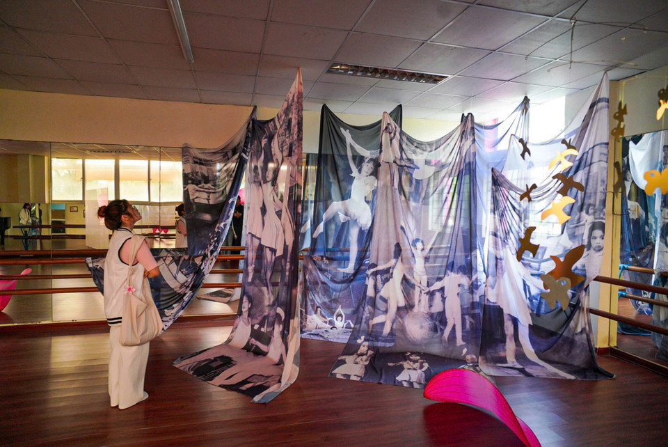 Visitantes contemplan una obra artística en el Palacio de los Niños de Hanoi. (Fuente: VNA)