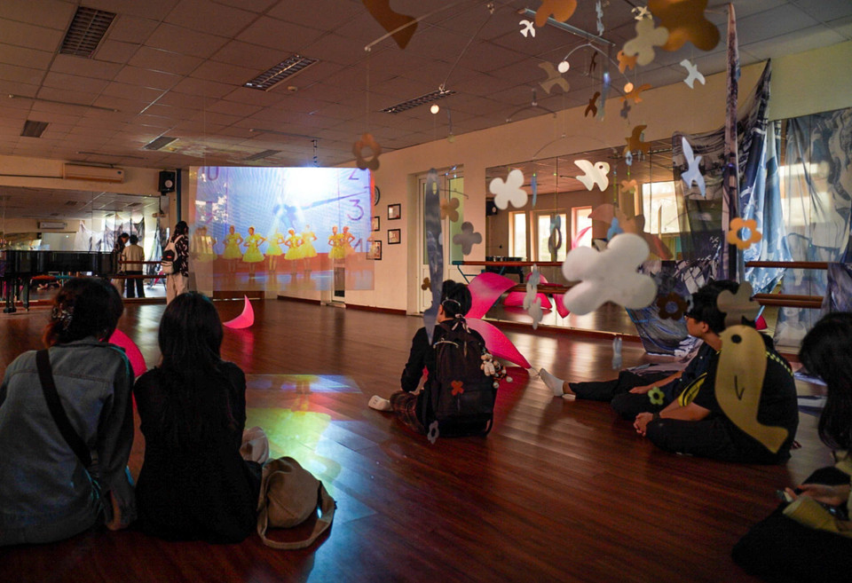 Jóvenes experimentan obras de arte en el Palacio de los Niños de Hanoi. (Fuente: VNA)